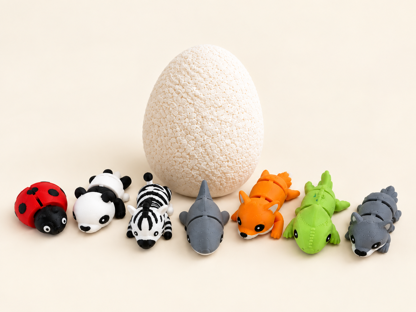 Ein strukturiertes Überraschungsei mit bunten Zookis: Marienkäfer, Panda, Zebra, Hai, Fuchs und Krokodil